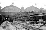Umbauarbeiten im Münchener Hauptbahnhof im Sommer 1938. Zu dieser Zeit gehörte der Bahnhof mit 112 Ankünften und Abfahrten regelmäßig verkehrender Fernzüge zum 11. größten Bahnhof im Fernverkehrsnetz der Deutschen Reichsbahn. Rechts steht der D 161 aus Mittenwald mit Kurswagen nach Eisenach. (1938) <i>Foto: RBD München</i>