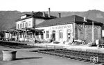 Der Bahnhof Neckargemünd wurde gemeinsam mit der Elsenztalbahn Heidelberg – Meckesheim am 23. Oktober 1862 durch die Badische Staatsbahn eröffnet. Am 24. Mai 1879 wurde die Strecke von Neckargemünd über Neckarsteinach, Eberbach und Neckarelz nach Bad Friedrichshall-Jagstfeld eröffnet; der Bahnhof wurde dadurch zu einem Trennungsbahnhof. 1879 wurde der Bahnhof nach Westen verlegt. Dabei entstand ein neues Empfangsgebäude (Foto), das Anfang der 1960er Jahre grundlegend saniert wurde. (02.1962) <i>Foto: Alfred Volk</i>