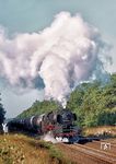 50 0009 (Bw Angermünde, ex 50 1092 [BMAG, Baujahr 1941], 1960 umgebaut in 50 3598, mit dem Umbau auf Ölfeuerung 1966 als 50 5009 bezeichnet) vor einem Druckgas-Kesselwagenzug nach Angermünde bei Chorin. (16.09.1979) <i>Foto: Joachim Schmidt</i>