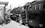 Kleiner Flirt zwischen der attraktiven Aufsichtsbeamtin im Minirock und dem Heizer der Stralsunder 03 0059-0 (03 1059) vor D 514 im Bahnhof Bernau.  (03.1975) <i>Foto: Klaus Kieper, Slg. Holzborn</i>