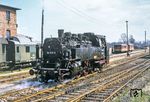 Der Bahnhof Kalbe (Milde) war jahrzehntelang der Betriebsmittelpunkt eines rund 127 Kilometer umfassenden Streckennetzes in der Altmark. Im Juni 2001 wurde als letzte Strecke der Verkehr auf der Verbindung Hohenwulsch – Kalbe eingestellt. 1974 war die (Eisenbahn-) Welt hier noch in Ordnung, als 64 1212 Rangieraufgaben erledigte.  (04.1974) <i>Foto: Karsten Risch</i>