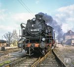 64 1212 stellt einen Güterzug im Bahnhof Kalbe (Milde) zusammen. Die Lok war am 05.10.1928 beim Bw Schwerin in Dienst gestellt worden. Beachtenswert ist auch der Injektor in Fahrtrichtung rechts, der zum Wasserfassen aus tiefergelegenen Zapfstellen dient, wenn kein Wasserkran zur Verfügung steht.  (04.1974) <i>Foto: Karsten Risch</i>