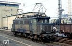 244 124 (E 44 124 vom Bw Leipzig-Wahren) am Stellwerk B 8 im Rangierbahnhof Engelsdorf bei Leipzig. Das Stellwerk der Bauart GS II DR ging im Oktober 1974 in Betrieb. (03.04.1988) <i>Foto: Andreas Höfig</i>