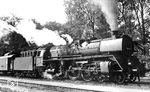 03 1077 (Bw Stralsund), bereits mit Nachbaukessel und kleinen Windleitblechen, in Altentreptow. Wie bei der DB wurde auch bei der DR durch die Abnutzungserscheinungen der Kessel aus nicht alterungsbeständigem Stahl St 47 K eine dringende Erneuerung erforderlich. Weil der Kessel der 03 1077 nicht mehr betriebssicher war, erhielt sie noch vor Aufnahme des Reko-Programms einen Nachbaukessel geschweißter Bauart vom VEB Schwermaschinenbau "Karl Liebknecht" in Magdeburg. (1958) <i>Foto: Georg Otte</i>