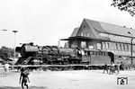 03 0077 (03 1077) überquert mit D 13 nach Barth den Bahnübergang am Tribseer Damm in der Ausfahrt aus dem Stralsunder Hauptbahnhof.  (06.1970) <i>Foto: Klaus Kieper, Slg. Holzborn</i>