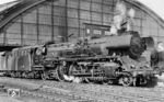 03 1078 (Bw Stralsund) wartet in Berlin Ostbahnhof auf die Ausfahrt in die Heimat. Dahinter steht die Dresdner 01 204. (01.05.1969) <i>Foto: Rudi Lehmann, Slg. Holzborn</i>
