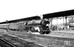 Nochmals der Frühzug D 13 von Berlin-Lichtenberg nach Barth mit der Stralsunder 03 0085. (06.1970) <i>Foto: Klaus Kieper, Slg. Holzborn</i>