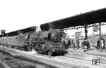 03 1087 wurde am 31.07.1959 im Raw Meiningen rekonstruiert und von einer Kohlenstaub-Versuchsfeuerung auf normale Rostfeuerung umgebaut. Bereits am 31.10.1971 wurde sie abgestellt. Hier ist die mit EDV-Nummer versehene 03 1087-0 vor dem D 13 im Bahnhof Berlin-Lichtenberg zu sehen. (16.04.1971) <i>Foto: Klaus Kieper, Slg. Holzborn</i>
