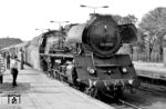 In Stralsund Hbf wartet 03 1090 auf die Abfahrt nach Berlin. (21.05.1967) <i>Foto: Klaus Kieper, Slg. Holzborn</i>