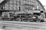 Die am 21.10.1940 beim Bw Linz/Donau in Dienst gestellte (Stromlinienlok) 03 1090 war seit 7. Juni 1957 beim Bw Stralsund beheimatet. In Berlin Ostbahnhof steht sie für die Rückfahrt an die Ostsee bereit. Nach ihrer Abstellung im November 1979 gestaltete sich der weitere Werdegang der Lok wie ein Krimi: Anfang November 1982 sollte sie zusammen mit 03 0080 zum Verschrotten nach Meiningen abtransportiert werden. 03 0090 wurde jedoch aus dem Lokzug ausrangiert und zunächst auf dem Gelände des Bw Stralsund versteckt. Sie wurde äußerlich wieder hergerichtet und zu besonderen Anlässen in der Öffentlichkeit präsentiert. Im Frühjahr 1986 drohte der Verkauf der Lok, sodass die Eisenbahner des Bw Stralsund ihre Lok wieder versteckten. Sie wurde heimlich über Barth nach Tribsees überführt und im dortigen Lokschuppen abgestellt. Wiederholte Anfragen zum Verkauf der Lok in den 1990er Jahren konnten abgeblockt werden, gleichzeitig versuchten die Stralsunder Eisenbahner, die Lok auf die Denkmalschutzliste des Landes Mecklenburg-Vorpommern setzen zu lassen, was im Jahr 2000 endlich gelang. Nach der Schließung des Bw Stralsund wurde die Lok am 16. Juli 2001 von Stralsund nach Schwerin überführt und ist seitdem im Mecklenburgischen Eisenbahn- und Technikmuseum untergestellt. (01.05.1969) <i>Foto: Rudi Lehmann, Slg. Holzborn</i>