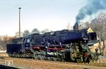 50 2740 (Bw Nossen) im Bahnhof Frankenberg (Sachs) auf der Bahnstrecke Roßwein – Niederwiesa. Kurze Zeit später wurde die Lok in den Westen verkauft. Die heute zu den Ulmer Eisenbahnfreunden gehörende Lok lief später bei verschiedenen Plandampfveranstaltungen als "DB"-Lok u.a. mit den Betriebsnummern  "052 740-8", "50 2179"oder "052 840-6". (20.10.1988) <i>Foto: Andreas Höfig</i>