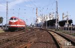 Die nagelneue 229 173 vom Bw Berlin-Pankow (Indienststellung am 04.08.1992) mit einer 143 vor einem Schnellzug in Warnemünde Pbf. Am Kai, wo hier die Frachtschiffe liegen, legen heute Kreuzfahrtschiffe an. (08.1992) <i>Foto: Klaus Hof</i>