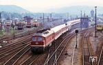 232 125 (Bw Saalfeld/Saale) verlässt mit IC 706 "Bertolt Brecht" (München - Nürnberg - Saalfeld - Leipzig - Berlin) den Bahnhof Saalfeld (Saale). (08.1992) <i>Foto: Klaus Hof</i>