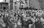 Unter reger Anteilnahme der Bevölkerung fuhr am 12. Januar 1949 der erste Zug nach Kriegsende von Morsbach nach Waldbröl (Foto). Am 2. Oktober 1960 war mit dem Personenverkehr wieder Schluss, wobei zuletzt nur noch ein "Alibi"-Zugpaar Waldbröl–Hermesdorf–Morsbach fuhr. Welches Lied das Publikum am Bahnhof Morsbach hier schmetterte, ist nicht überliefert. (12.01.1949) <i>Foto: RBD Wuppertal (Eckler)</i>
