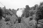 01 142 (Bw Erfurt P) dampft aus dem Hönebacher Tunnel kommend mit dem Interzonenzug D 197 nach Leipzig ostwärts. In gut einem Kilometer wird sie hinter dem Bahnhof Hönebach die Grenze zum deutschen Arbeiter- und Bauernstaat überqueren. Im Oktober 1962 wurde die Lok in 01 503 umgebaut. (31.07.1960) <i>Foto: Karl-Ernst Maedel</i>