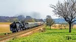 01 2050 (Bw Dresden) führt den "Pannonia-Express" D 370 nach Berlin Ostbahnhof aus dem Elbtal bei Gröbern. (04.1975) <i>Foto: Karsten Risch</i>