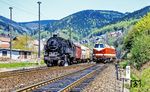 Der Dg 55445 ist im Bahnhof Rauenstein (Thür) angekommen. Währenddessen setzt 119 003, die Zuglok des P 18019 (Sonneberg - Eisfeld) um. (11.05.1980) <i>Foto: Karsten Risch</i>