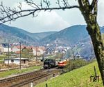 Erneut der Bahnhof Rauenstein (Thür) mit dem Dg 55445. Zuglok ist diesmal 95 0041. Im Hintergrund wartet die Vorspannlok 95 0016 die Ausfahrt des P 18019 nach Eisfeld mit 119 003 ab. Am Zugschluss befindet sich 95 0005. (01.05.1980) <i>Foto: Karsten Risch</i>