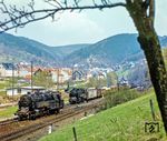 95 0016 setzt sich als Vorspannlok vor 95 0041 an den Dg 55445 im Bahnhof Rauenstein (Thür).  (01.05.1980) <i>Foto: Karsten Risch</i>