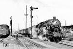 56 130 (Bw Gera) dampft mit einem Güterzug durch Gera Hbf. Links wartet 01 507 vom Bw Erfurt P. (1965) <i>Foto: ZBDR</i>