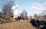 99 1574 dampft mit einem Rollwagen-Güterzug nach Mügeln durch Oschatz Süd. Der Bahnhof war seit Betriebsbeginn 1884 mit einem Stationsgebäude, 3 Gleisen, 2 Ladegleisen, Güterschuppen und Rampe ausgestattet. Oschatz Süd war jahrzehntelang die wichtigste Unterwegsstation der Strecke Oschatz – Mügeln. Noch in den 1950er Jahren stiegen hier täglich bis zu 2000 Fahrgäste um. In Konkurrenz zur Straße verlor der Bahnhof im Laufe der Jahre immer mehr an Bedeutung, Gleise wurden zurückgebaut und selbst der Güterschuppen zum Wohnhaus umgestaltet. Oschatz Süd wurde zum Haltepunkt degradiert. Seit 2. Juni 1996 heißt die Station auf der Döllnitzbahn „Oschatz Südbahnhof“.  (11.1982) <i>Foto: Andreas Höfig</i>