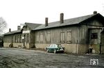 Tristesse am Bahnhof Dortmund-Marten, die durch das schmuddelige Winterwetter noch verstärkt wird. Aus finanziellen Gründen wurden 1878 die meisten Gebäude der Emschertalbahn von Dortmund nach Herne in Holzbauweise errichtet.  (18.01.1973) <i>Foto: Wolf-Dietmar Loos</i>