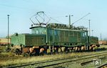 254 153 war im Juli 1944 als E 94 153 in Waldenburg-Dittersbach (Schlesien) in Dienst gestellt worden. Im August 1945 wurde sie zusammen mit E 94 020, 021, 059, 065, 066, 110 und 154 als Reparationsleistung in die UdSSR abgefahren. 1952 kehrte sie über Frankfurt (Oder) zur DR zurück und wurde bis 06.10.1956 im Raw Dessau wieder aufgearbeitet. Seit 1977 war sie in Engelsdorf stationiert, wo sie hier auch angetroffen wurde. Sie endete beim VEB Braunkohlenkombinat Bitterfeld, 1992 wurde sie ausgemustert.  (07.02.1990) <i>Foto: Andreas Höfig</i>