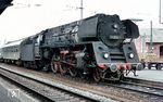 Im deutsch-deutschen Grenzverkehr hat die Erfurter 01 0522 den D 199 (Frankfurt/M - Frankfurt/O) im Bahnhof Bebra übernommen. (1972) <i>Foto: Dr. Steinke</i>