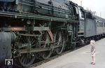 Im respektvollen Abstand werden die Räder der Erfurter 01 0526 im Bahnhof Bebra begutachtet. Immerhin waren sie mit 2 m doppelt so groß wie der Dreihäsehoch. (1972) <i>Foto: Dr. Steinke</i>