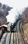 Blick vom Hönebacher Tunnel auf die Erfurter 01 0534, die gleich mit dem D 217 in den 983 m langen Tunnel eintauchen wird. (1972) <i>Foto: Dr. Steinke</i>