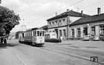 Der Bahnhof Neckargemünd wurde gemeinsam mit der Elsenztalbahn Heidelberg – Meckesheim am 23. Oktober 1862 durch die Badische Staatsbahn eröffnet. Davor steht die Linie 5 der Heidelberger Straßenbahn zum Heidelberger Hauptbahnhof. (05.1962) <i>Foto: Alfred Volk</i>