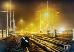 Norddeich ist als einziger Kur- und Erholungsort an der ostfriesischen Küste direkt an das Bahnnetz angeschlossen. Der Bahnhof Norddeich Mole, welcher hier in nächtliches Licht getaucht ist, markiert den Anfangspunkt der Emslandstrecke nach Rheine und befindet sich direkt an den Fähranlegern. 500 Meter von diesem entfernt und nur durch den Bahnübergang der Hafenstraße getrennt liegt der Bahnhof Norddeich. (1975) <i>Foto: Karsten Risch</i>