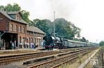 Zum 150-jährigen Eisenbahnjubiläum der NS sollte im Juli 1989 eigentlich 18 201 in die Niederlande fahren. Eine Entgleisung setzte sie aber außer Gefecht, sodass kurzfristig 03 1010 einsprang, die hier mit dem Sonderzug D 26182 durch den Bahnhof Hessisch Oldendorf brettert. Ab Braunschweig wurde die Überführungsfahrt der Lok als Sonderzug über Hameln, Osnabrück und Bad Bentheim vermarktet. (05.07.1989) <i>Foto: Wolfgang Bügel</i>