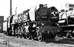 Auch 08 1001 (Foto im Bw Berlin Ostbf) war eine nach dem Zweiten Weltkrieg bei der Deutschen Reichsbahn der DDR verbliebe französische Dampflok der Klasse 241 A. Sie diente -wie 07 1001- als Versuchslok im Rahmen der Entwicklung der Kohlenstaubfeuerung und wurde 1952 aus dem Schadpark der RBD Greifswald entnommen und im RAW Zwickau umgebaut. Die Lok war ab Dezember 1953 beim Bw Dresden-Altstadt beheimatet und im Schnellzugdienst Dresden – Berlin eingesetzt. 1957 wurde die Lok nach nur 34.000 km Laufleistung abgestellt.  (07.07.1952) <i>Foto: ZBDR</i>
