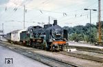 38 2133 (Bw Erfurt P) war im alten Erfurter Hauptbahnhof als Rangierlok "Westseite" eingeteilt und rangiert am Postbahnsteig zwischen den Bahnsteigen 2/3 (links) und 4/5. (06.1967) <i>Foto: Robin Fell</i>
