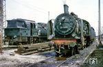 Die mit einem Giesl-Flachejektor ausgerüstete 38 3829 vom Bw Sangerhausen im Bw Erfurt P. Die spezielle schmale Form des Schornsteins gibt der P 8 ein ungewöhnliches Aussehen. Links steht 93 1142 aus Gotha. (14.07.1967) <i>Foto: Robin Fell</i>
