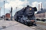 Als "FDJ-Jugendlok" hätte 44 0661 vom Bw Wittenberge eigentlich eine bessere Pflege verdient. Die Lok befindet sich heute in der Obhut der Österreichischen Gesellschaft für Eisenbahngeschichte im Lokpark Ampflwang. (08.1970) <i>Foto: Robin Fell</i>