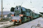65 1073 (Bw Arnstadt) vor einem Personenzug in Erfurt Hbf. Im Hintergrund ragt der markante Uhrenturm des Rbd-Gebäudes empor. Links stehen die Hallen des tiefliegenden Postbahnhofs. (14.07.1967) <i>Foto: Robin Fell</i>