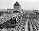 44 0101 fährt mit Lgg 58813 aus Wismar in Sangerhausen ein. Der Ganzzug besteht aus (in Ermangelung einer ausreichenden Anzahl von Selbstentladern) provisorisch von der DR hergerichteten Kalitransportwagen mit öffnungsfähigem Dach, die auf Basis von Ommr-Wagen des Gattungsbezirks Villach entstanden sind. (29.04.1979) <i>Foto: Michael Malke</i>
