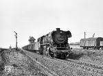 44 0040 fährt mit einem Güterzug in Niederröblingen auf der Stichstrecke (Sangerhausen-) Oberröblingen (Helme)—Allstedt ein. Der Personenverkehr endete hier am 1. September 1973, der Güterverkehr, der maßgeblich vom Zuckerrübenverkehr lebte, wurde am 31. Dezember 1994 eingestellt. (29.04.1979) <i>Foto: Michael Malke</i>