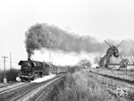 44 0090 vom Bw Nordhausen beschleunigt einen Güterzug aus Röblingen am See an der Bockwindmühle von Erdeborn. Die Windmühle aus dem Jahr 1850 war 1913 aus Wellen hierher umgesetzt worden. Die vorbeidonnernden Züge hat sie jedenfalls bis heute überstanden. (19.02.1980) <i>Foto: Michael Malke</i>
