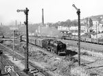 01 2204 passiert mit P 3025 aus Leipzig auf dem Heimweg nach Saalfeld die hohen Ausfahrsignale in Gera Süd.  (03.09.1980) <i>Foto: Joachim Schmidt</i>