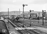 01 0513 fährt mit P 8105 aus Gera in Saalfeld (Saale) ein. In einem unbeobachteten Moment wurde schnell das Dach eines abgestellten Bauzugswagens für das Foto genutzt. (27.05.1981) <i>Foto: Joachim Schmidt</i>