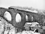 Über das Ilmviadukt an der Stadtgrenze von Weimar dampft die Saalfelder 01 0521 mit P 6014 aus Göschwitz ihrem Ziel entgegen. (10.01.1981) <i>Foto: Joachim Schmidt</i>