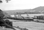 In ihrem letzten Sommer hat 01 0517 soeben den Bahnhof Uhlstädt verlassen und dampft mit P 5033 an der Saale auf Saalfeld (Saale) zu. (29.06.1981) <i>Foto: Joachim Schmidt</i>