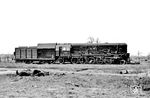 Immer wieder wurde versucht, die Wirtschaftlichkeit von Dampflokomotiven zu erhöhen. Ende der 1940er Jahre gab es die Idee, einen La-Mont-Kessel auf das Fahrgestell einer Lokomotive der Baureihe 45 zu montieren und mit dieser Versuchslokomotive entsprechende Tests durchzuführen. 1950 entwickelte das LOWA-Konstruktionsbüro mit dem VEB Dampfkesselbau Meerane und dem Lokomotivbau Karl Marx Babelsberg aus der Lokomotive 45 024 die H 45 024. Diese war mit Zwangsumlaufkessel, Kondensationstender und Braunkohlenstaub-Feuerung ausgerüstet. Der La-Mont-Kessel bestand aus einer u-förmigen Wanne und wies statt der Feuerbüchse einen Brennraum mit Rohrbündeln des Verdampfers und statt eines Langkessels ein Verdampferrohrbündel auf. Die Rauchkammer hatte eine Saugzuganlage mit Gebläse und Antriebsturbine. Diese ungewöhnliche Konstruktion gab der Lokomotive ihr charakteristisches Aussehen. Vorausberechnet wurden eine Leistung von 2900 PS und eine Höchstgeschwindigkeit von 74 km/h sowie bis zu 24 % Brennstoffeinsparung. Die ersten Fahrversuche verliefen wenig erfolgversprechend. Die Fahrt von Seddin nach Drewitz musste nach vier Kilometern abgebrochen werden, da der Kondenswasservorrat aufgebraucht war. Auf der zweiten Fahrt von Seddin nach Babelsberg erreichte die Dampftemperatur 600 °C, die Überhitzerrohre waren rotglühend und verbogen sich bereits. Diese Fahrt wurde wenige Kilometer vor dem Ziel abgebrochen. Die sich abzeichnende Umstellung auf Diesel- und Elektrolokomotiven war letztlich der Grund dafür, dass die trotz allem hoffnungsvollen Versuche nicht weiterverfolgt wurden. Das Bild zeigt das nicht mehr zum Bestand der DR gehörende Fahrzeug auf dem Werkgelände in Babelsberg. Der Versuchsträger wurde 1960 verschrottet, wobei Teile wie Außenzylinder, Schleppradsatz und hinterer Rahmen beim Bau der Schnellfahrlok 18 201 Verwendung fanden. (1950) <i>Foto: Werkfoto</i>