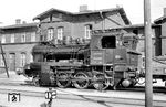 91 6280 (Bw Barth) im Bahnhof Velgast. Die Lok vom Typ ELNA 2 wurde im Oktober 1927 von Hohenzollern als Lok 1141 an die Greifswald-Grimmener Eisenbahn AG geliefert wurde. 1945 war die Lok in Tribsees abgestellt. Von 1950 bis 1967 war die Maschine bei den Bw Barth, Eberswalde, Prenzlau und Neubrandenburg beheimatet. Am 20.11.1967 wurde sie beim Bw Barth ausgemustert.  (19.08.1966) <i>Foto: Gerd Wolff</i>