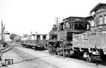 Im Bahnhof Velgast trifft 91 6280 auf VT 135 033 (MAN, Baujahr 1935). (19.08.1966) <i>Foto: Gerd Wolff</i>
