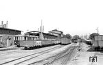 Die AG Franzburger Kreisbahnen (FKB) wurde am 21. November 1893 gegründet. Die Gesellschaft erschloss die Landschaft zwischen der Ostseeküste und der Bahnstrecke Stralsund–Rostock durch eine Kleinbahn in Meterspur. Ihr 67 km langes Netz wurde am 4. Mai 1895 in Betrieb genommen. Die Stammstrecke begann am Kleinbahnhof Stralsund (später Stralsund Landesbahn, dann Ost) und führte in westlicher Richtung über Altenpleen nach Barth, wo die Staatsbahnstrecke von Velgast hinzukam, die seit 1910 nach Prerow weiterging. Die Kleinbahn erreichte nach 57 Kilometern Länge schließlich in Damgarten an der Recknitz, die hier die mecklenburgische Grenze bildete, die Staatsbahn Stralsund–Rostock. Eine neun Kilometer lange Abzweigung führte von Altenpleen zu dem nördlich von Stralsund gelegenen Küstenort Klausdorf. Das Bild zeigt die Anlagend er FKB im Bahnhof Barth. (19.08.1966) <i>Foto: Gerd Wolff</i>