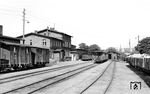 Die Betriebsanlagen der FKB im Bahnhof Barth. Für die meterspurige Bahn kam das Ende in den 1960er Jahren: Seit 16. Juni 1961 begannen die Züge in Stralsund nicht mehr am Landesbahnhof, sondern am 2,5 Kilometer entfernten Haltepunkt Stadtwald, um die Fahrt auf den Straßen der Stadt, vor allem dem Bahnhofsvorplatz, zu vermeiden. Der Personenverkehr auf dem Westteil der Strecke zwischen Hermannshof und (Ribnitz-)Damgarten Ost endete am 29. Mai 1965 und ab Barth am 4. Januar 1971. Danach wurde die Bahn abgebaut, denn der Gesamtverkehr der Strecke Stralsund – Barth sowie auf der Zweigbahn nach Klausdorf hatte schon am 30. November 1968 geendet. Der restliche Güterverkehr Barth – Hermannshof wurde noch bis 31. Mai 1969 bedient.  (19.08.1966) <i>Foto: Gerd Wolff</i>